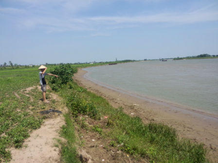 Mắc bẫy điện khi đi soi cua, hai bố con chết thảm 